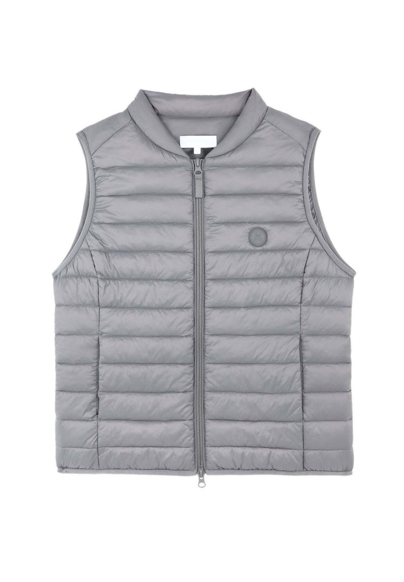 Gilet imbottito grigio con zip frontale completa, colletto arrotondato e dettagli del logo discreti. Il tessuto ha una texture liscia e leggermente lucida.