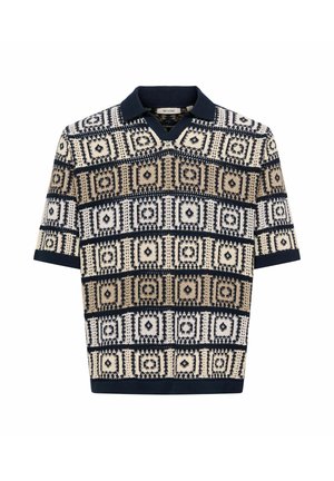 Koszulka polo z krótkim rękawem, wykonana z fakturowanej dzianiny, z geometrycznym wzorem w kolorach granatowym, beżowym i białym oraz granatowym kołnierzykiem.