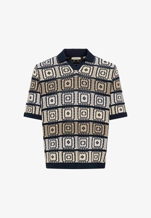 Rövid ujjú pólóing texturált kötött anyagból, geometrikus mintával sötétkék, bézs és fehér színekkel, sötétkék gallérral.