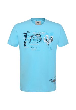 Lyseblå T-shirt med korte ærmer og abstrakt sort-hvid tekst og grafiktryk på brystet og nederst på højre side.