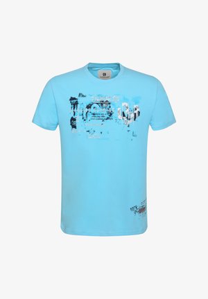 Jasnoniebieska koszulka z krótkim rękawem z abstrakcyjnym czarno-białym nadrukiem tekstowym i graficznym na piersi oraz po prawej stronie u dołu.