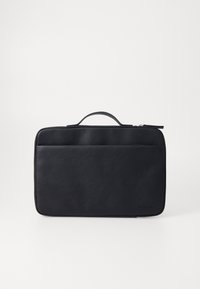 Czarna skórzana torba na laptopa o gładkiej fakturze, z zamknięciem na zamek i uchwytami u góry. Posiada zewnętrzną kieszeń oraz minimalne detale brandowe.