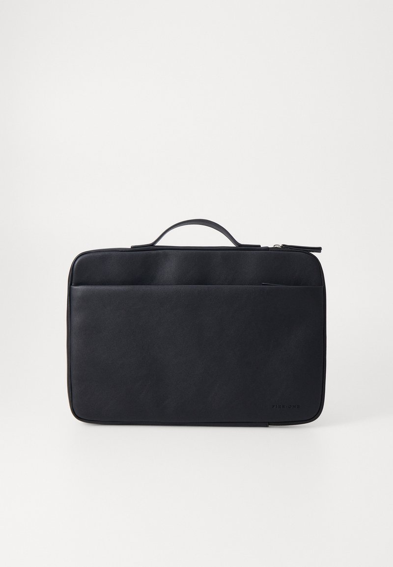 Svart lær laptoppose med glatt tekstur, glidelås lukking og bærehåndtak. Har en frontlomme og minimalistisk merkevaredetalj.