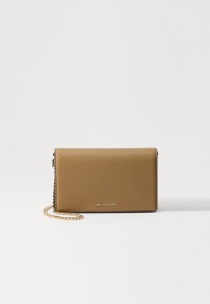 Pochette en cuir marron clair avec bandoulière chaîne dorée et petit logo Michael Kors doré sur le devant, sur fond blanc uni.