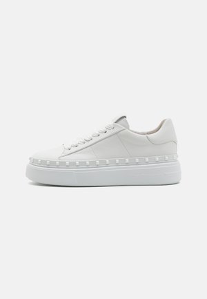 Weiße Ledersneaker mit flachen Schnürsenkeln, abgerundeter Zehenpartie, erhöhtem Plateausohlen und dekorativen Nietenakzenten an der Seite. Glatte Textur über die gesamte Fläche.
