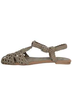 Sandalia plana con tiras trenzadas en tono topo, hebilla en el tobillo y diseño de punta cerrada, con plantilla suave similar a la gamuza y suela de madera.