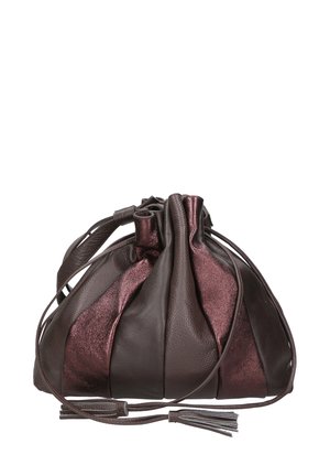 Sac en cuir à design froncé en marron foncé avec des accents métalliques bordeaux. Dispose d'une fermeture à cordon et d'un détail de pampille.