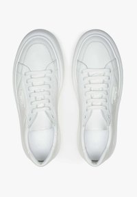 Weiße Leder-Sneaker mit runder Spitze, flachen Schnürsenkeln und glatter Oberfläche. Sie verfügen über ein seitliches Logo und einen gepolsterten Schuhkragen für zusätzlichen Komfort.