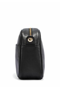 Czarna skórzana kosmetyczka z zamknięciem na zamek i złotymi akcentami. Zewnętrzna część ma teksturowane wykończenie i smukły kształt.