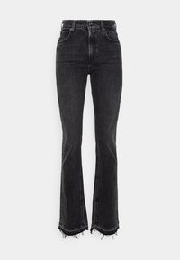 Jeans de mezclilla negros de cintura alta con un diseño de pernera acampanada, dobladillo en bruto y ligero desgastado en los bordes. Estilo de cinco bolsillos con cierre de botón.