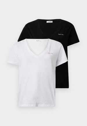 Dwie koszulki V-neck, jedna biała i jedna czarna, wykonane z bawełny. Biała koszulka ma czerwony detal z logo na piersi. Krótkie rękawy.