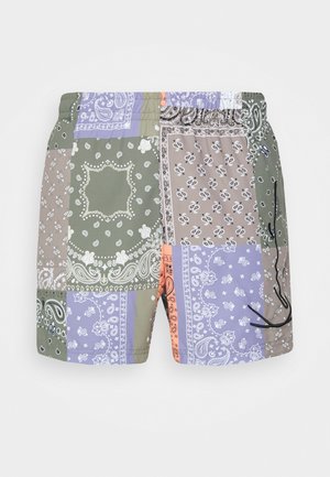 Multikleurige zwemshorts met een patchworkontwerp en bandana-patronen in paars, groen en beige. Voorzien van een elastische tailleband en een trekkoord.