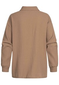 Camicia marrone a maniche lunghe realizzata in tessuto testurizzato con colletto e polsini abbottonati, caratterizzata da un sottile motivo a righe.