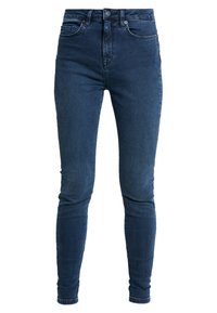 Jeans de talle alto y corte ajustado en denim azul oscuro. Presentan un diseño tradicional de cinco bolsillos, cierre de metal con botón y cremallera, y un acabado limpio.