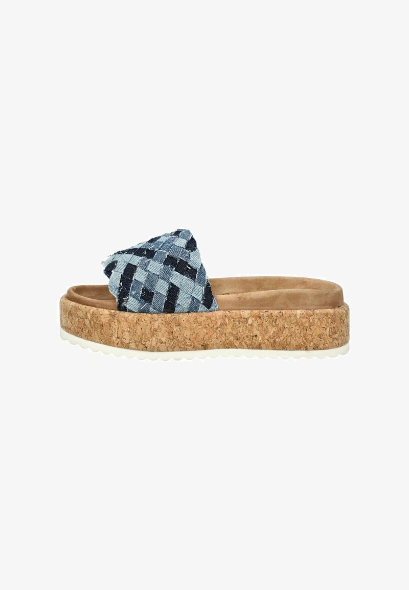Sandalo con piattaforma in sughero, caratterizzato da una cinghia in denim blu intrecciato, una soletta beige morbida e una suola in gomma bianca con un motivo testurizzato.