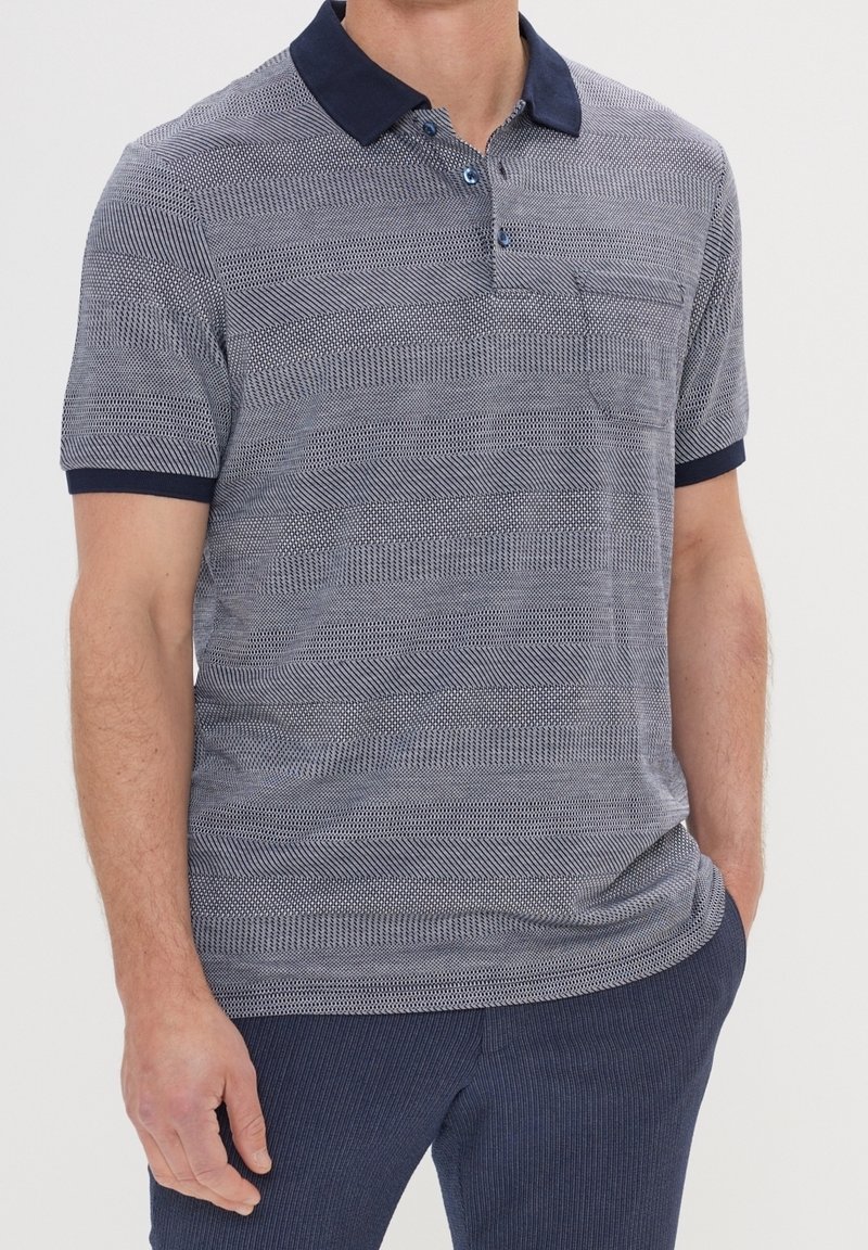 Polo rayé en bleu marine et bleu clair, présentant un col et trois boutons, des manches courtes et un motif de tissu texturé.