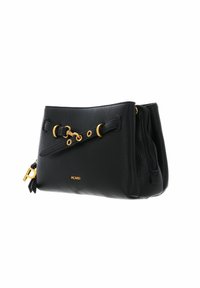 Schwarze Lederhandtasche mit strukturierter Oberfläche, goldfarbenen Beschlägen, offenem Reißverschluss und einem dekorativen Riemen mit runden goldenen Ringen.