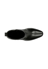 Stivale alla caviglia in pelle nera con punta affusolata, texture liscia e cuciture minime. Presenta un tirante sul retro per facilitare l'indossamento.