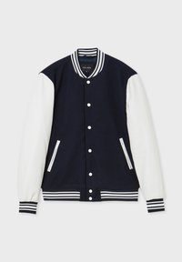 Giacca varsity blu navy con maniche bianche, colletto a righe e bordi bianchi. Caratterizzata da bottoni a pressione e tasche laterali. Tessuto morbido al tatto.