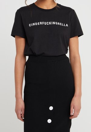 Zwart katoenen T-shirt met witte letters "CINDERFUCKINGRELLA," gecombineerd met een aangesloten zwarte rok met witte knoopaccenten.
