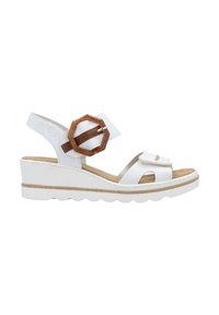 Witte wedge sandalen met een glad leren bovenwerk, brede banden en een grote bruine achthoekige accent op de enkelband.