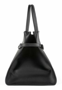 Czarna torba na ramię ze skóry o trójkątnym kształcie, z dwoma solidnymi uchwytami i teksturowanym wnętrzem. Prosty design, bez dodatkowych ozdób ani wzorów.