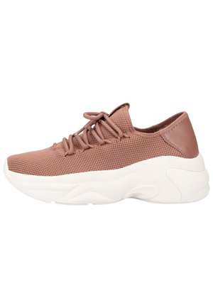 Zapatilla deportiva color rosa con parte superior de malla, suela blanca redondeada y cordones finos. Presenta un acento de talón de cuero suave.