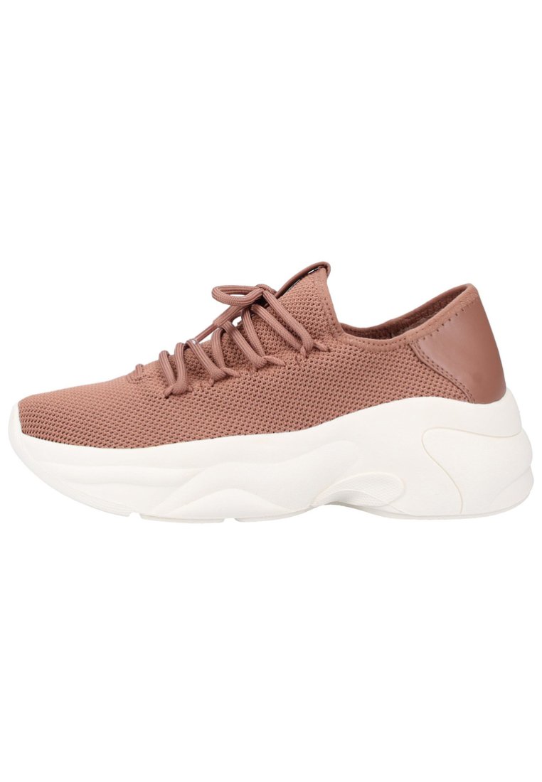 Zapatilla deportiva color rosa con parte superior de malla, suela blanca redondeada y cordones finos. Presenta un acento de talón de cuero suave.