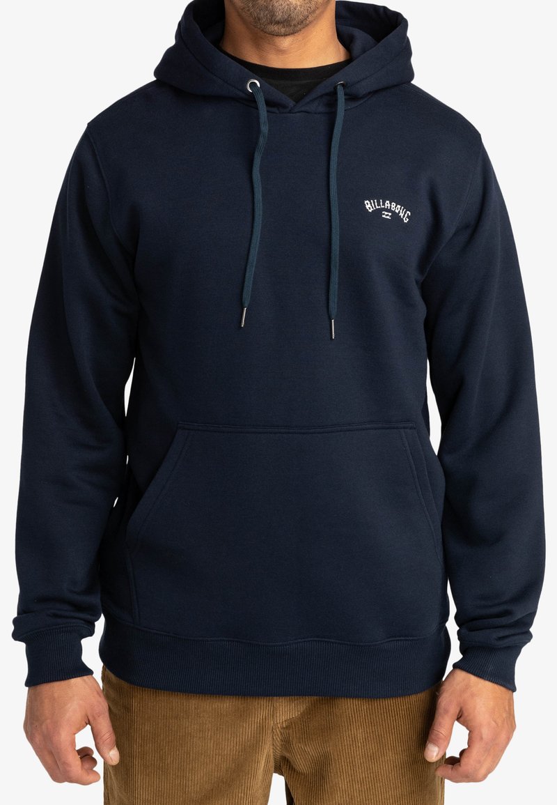 Sudadera azul marino con un bolsillo frontal, cordones ajustables y un pequeño logo en el pecho. Fabricada con un material suave y texturizado.