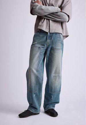 PULL&BEAR, WITH REINFORCED KNEE PATCHES - BAGGY JEANS - Jean boyfriend - blue denim