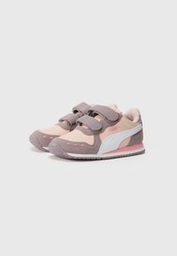 Velcro-Sneaker in Hellpink und Grau, mit einer strukturierten Oberfläche, weißen Streifen und einem rosa Akzent an der Sohle.