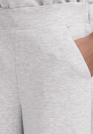 Lysegrå joggingbukser med en glat tekstur, bred linning, sidelommer og en afslappet pasform, ideel til komfort og afslappet brug.