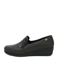 Scarpa nera slip-on con tomaia in pelle tessuta e strutturata e tacco curvo e liscio. Presenta un leggero plateau e un marchio discreto sul lato.