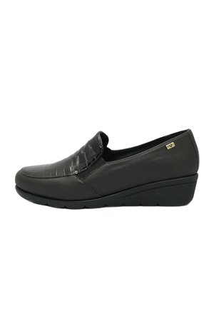 Scarpa nera slip-on con tomaia in pelle tessuta e strutturata e tacco curvo e liscio. Presenta un leggero plateau e un marchio discreto sul lato.