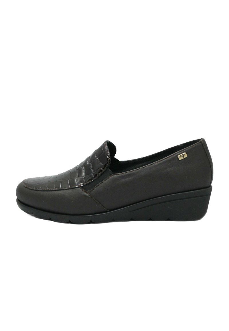Scarpa nera slip-on con tomaia in pelle tessuta e strutturata e tacco curvo e liscio. Presenta un leggero plateau e un marchio discreto sul lato.