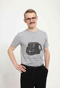 Camiseta de algodón gris con un gráfico negro de una taza de café de Darth Vader y el texto "Me gusta mi café del lado oscuro."