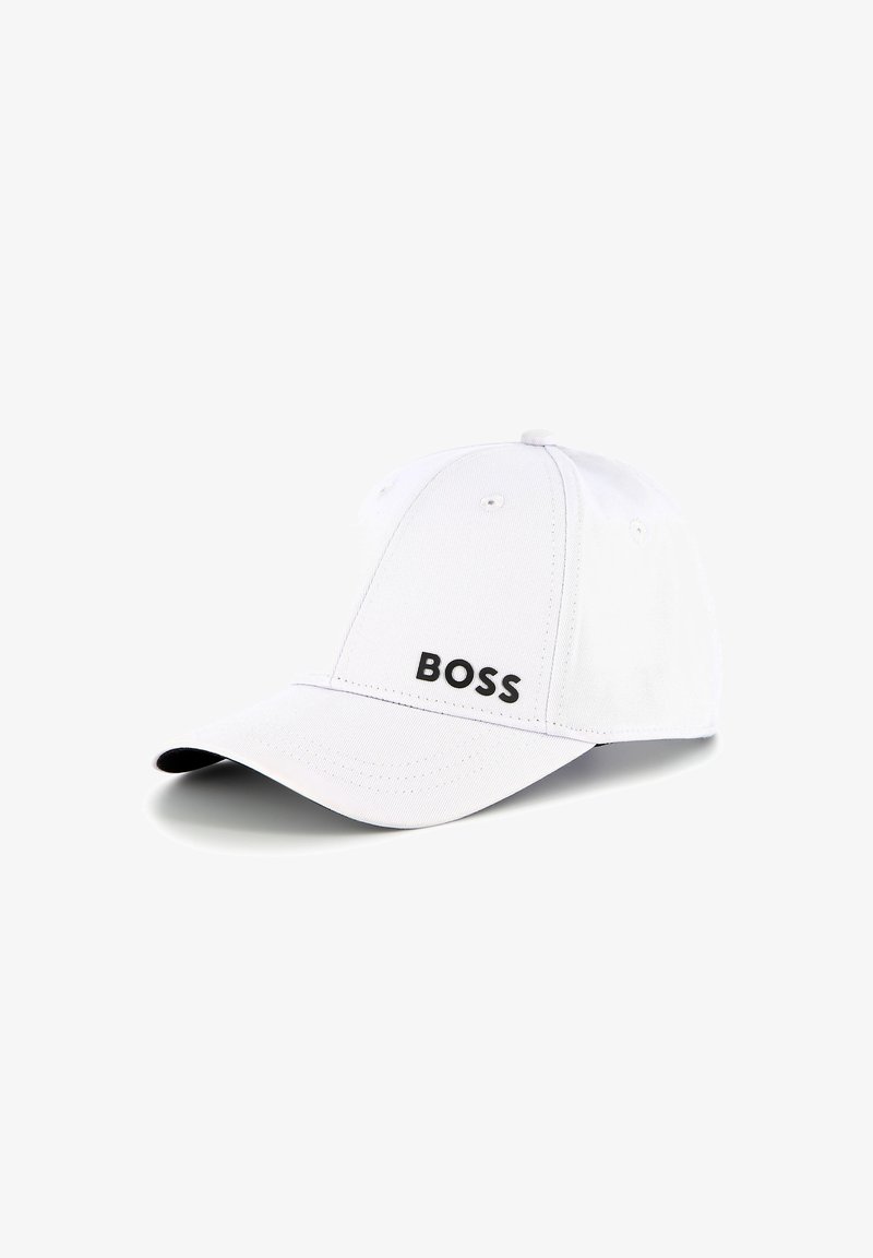 Casquette de baseball blanche en coton, avec une visière courbée et le logo noir "BOSS" à l'avant. Le design comprend des œillets de ventilation.