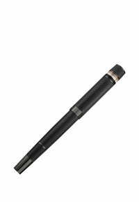 Stylo noir élégant à texture, avec un capuchon amovible orné d'anneaux argentés et dorés près du sommet, sur un fond blanc.