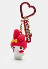 Portachiavi rosso di My Melody con faccia e mani bianche, caratterizzato da un fiocco giallo, attaccato a un clip metallico rosso a forma di cuore e dotato di accessori dorati.