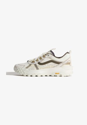 Baskets Vans Gore-Tex beige clair avec semelle Vibram robuste, lacets à l'avant et détail vague marron sur le côté.