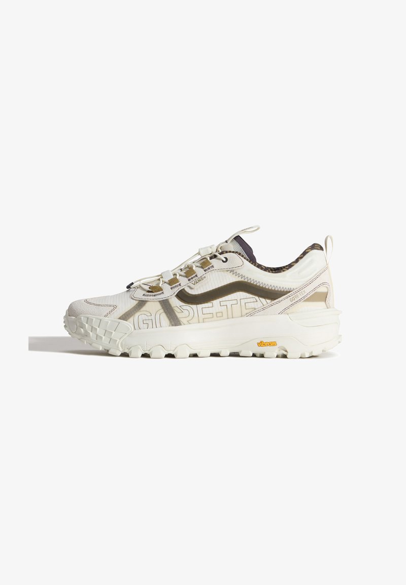 Baskets Vans Gore-Tex beige clair avec semelle Vibram robuste, lacets à l'avant et détail vague marron sur le côté.