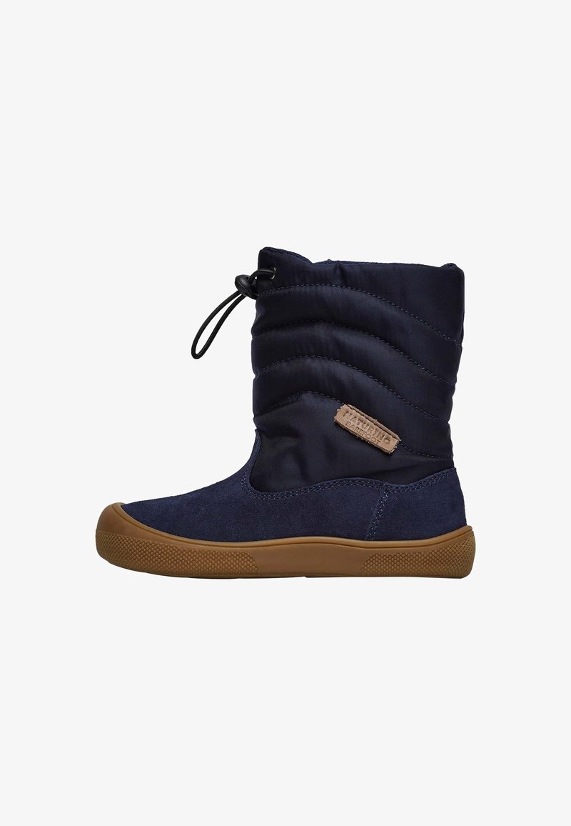 Marineblaue Stiefel mit einem gesteppten Obermaterial, Wildlederelementen und einer Gummisohle. Verfügt über einen Kordelzugverschluss und ein kleines Logo-Patch an der Seite.