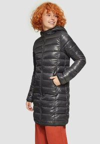 Schwarze Pufferjacke mit Kapuze, glänzender Oberfläche, horizontalem Steppmuster, seitlichen Taschen und durchgehendem Reißverschluss.