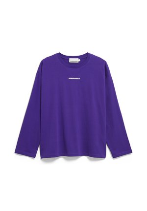 T-shirt à manches longues violet, en coton, col rond, avec le texte "ARMEDANGELS" imprimé en blanc sur la poitrine, coupe décontractée.