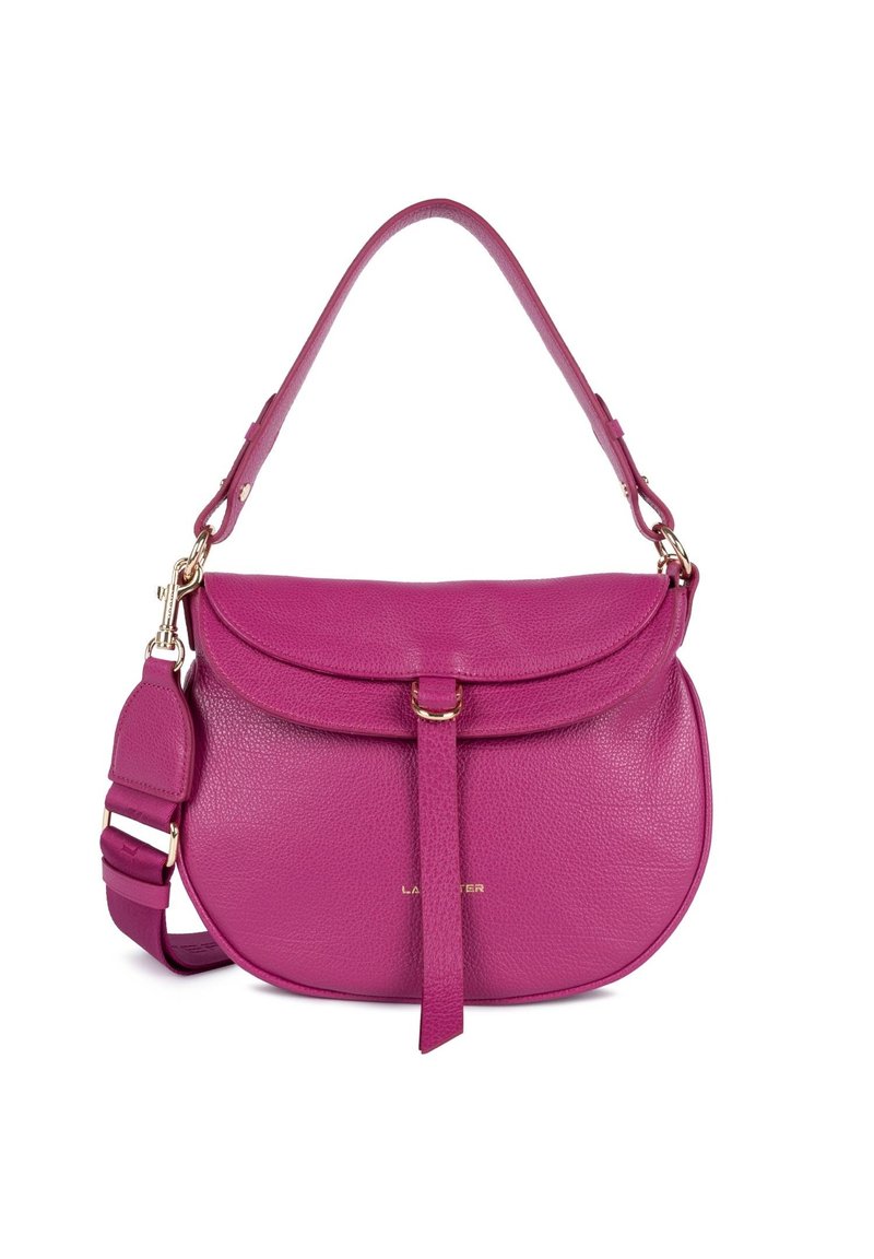 Borsa a tracolla in pelle rosa con forma arrotondata, pattina pieghevole, hardware dorato e tracolla removibile con lunghezza regolabile.