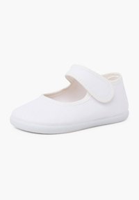 Weißes Canvas-Mary-Jane-Schuhmodell mit einer abgerundeten Spitze, Klettverschluss und einer strukturierten Gummisohle. Schlichtes Design ohne zusätzliche Muster oder Akzente.