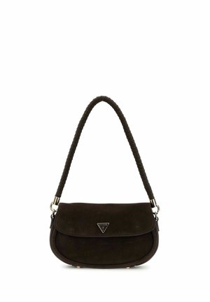 Petit sac à bandoulière en daim noir avec rabat courbé et bandoulière tressée, arborant un petit logo triangulaire Guess à l'avant.