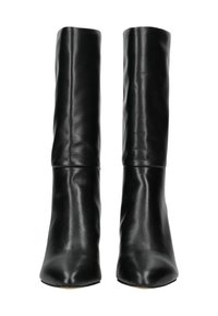 Černé kožené vysoké boty s hladkou a jemnou texturou, špičatou špičkou a jemným záhybem na vrchu. Žádné viditelné kovové části ani vzory.