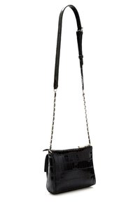 Černá lakovaná kožená kabelka s krokodýlím vzorem, ramenním řetízkovým popruhem a plochým obdélníkovým tvarem. Hladký povrch a elegantní design.