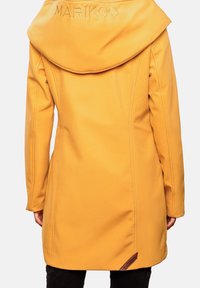 Żółty, wodoodporny płaszcz z dużym kapturem, zaokrąglonymi szwami i metką z logo na dole. Gładka faktura i nowoczesna sylwetka.